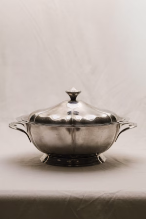 Serving dish with lid