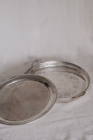 Set of 2 round silver plated trays
